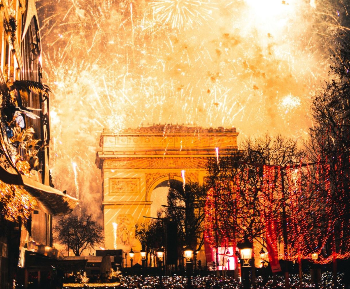 Frankreich: Relativ ruhige Silvesternacht – trotz 380 Festnahmen und 745 verbrannten Fahrzeugen