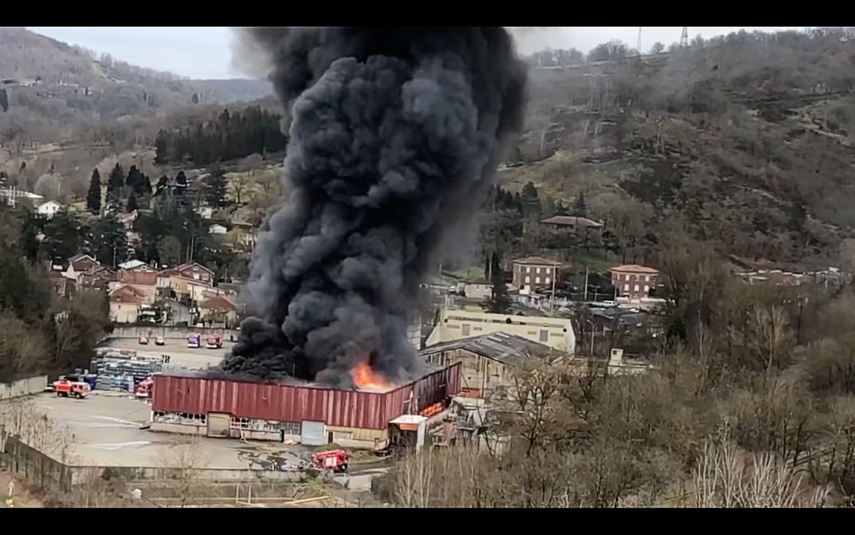 Aveyron: 3.000 m2 und 900 Tonnen Batterien werden in Viviez ein Raub der Flammen