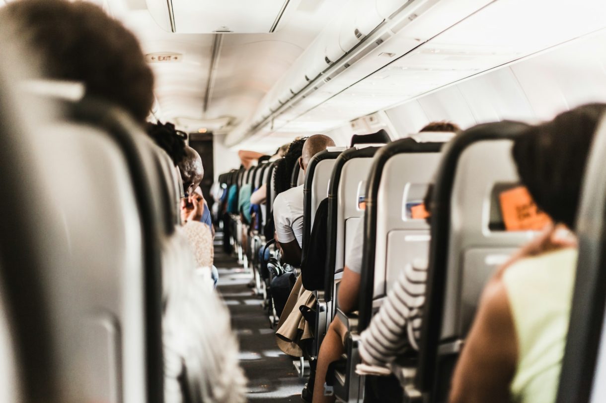 „Ich bin besessen“: Auf einem Flug von Paris nach Dakar musste ein Mann von Polizisten überwältigt werden