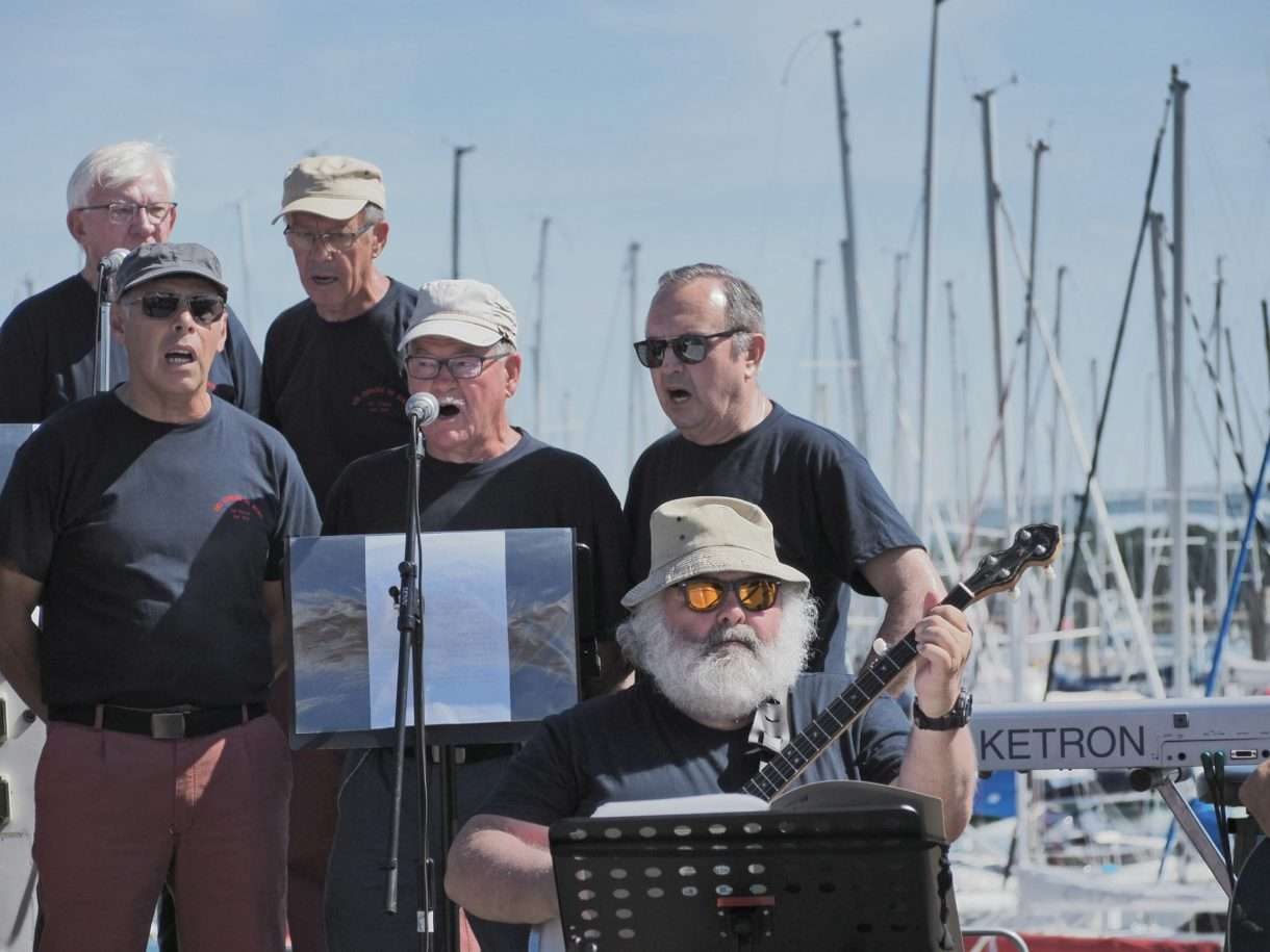 Bretagne: Wo Tradition auf Crêpes trifft und die Wellen tanzen!