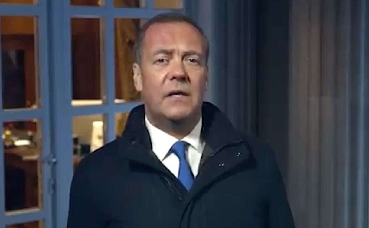 Dmitri Medwedew attackiert Emmanuel Macron auf X mit scharfen und frechen Worten