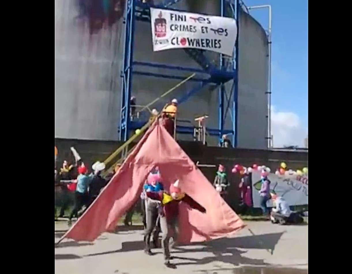 Extinction Rebellion protestiert vor Total-Raffinerie in Le Havre