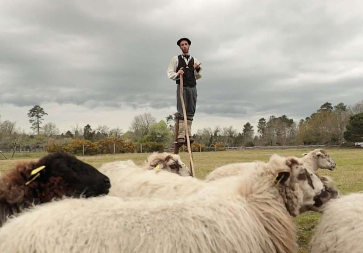 Die Tradition der Stelzenläufer in den Landes lebt durch die Einwohner weiter