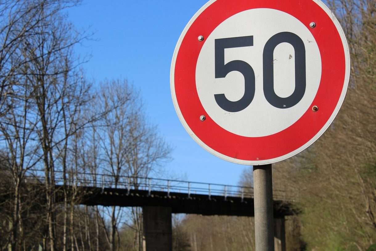 Verärgerung über Tempolimit auf der A7: „Geldmaschine“ und „sicherheitskontraproduktiv“
