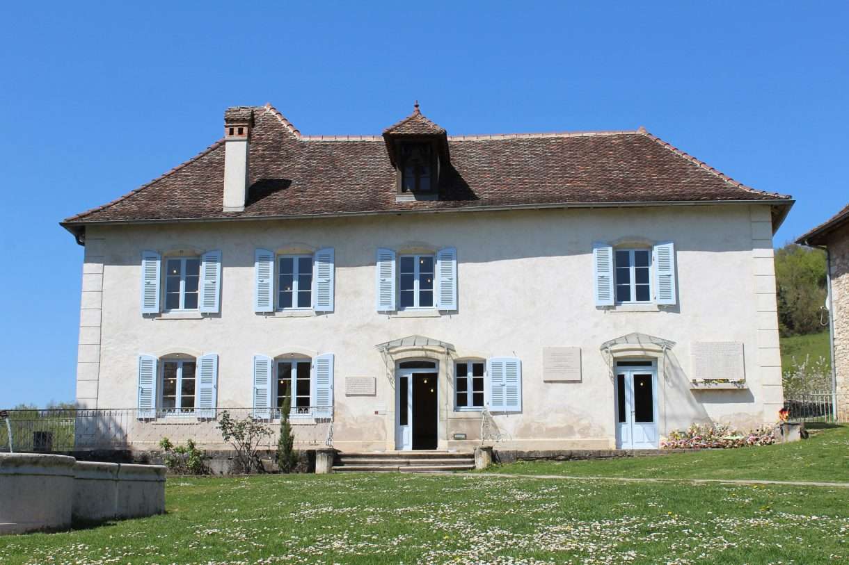 Macron ehrt die Opfer des Nazi-Überfalls auf jüdisches Waisenhaus am 80. Jahrestag