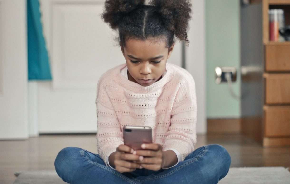 Frankreich zieht die digitale Notbremse: Social-Media-Verbot für Unter-15-Jährige und Handyverbot an Gymnasien ab Ende 2026