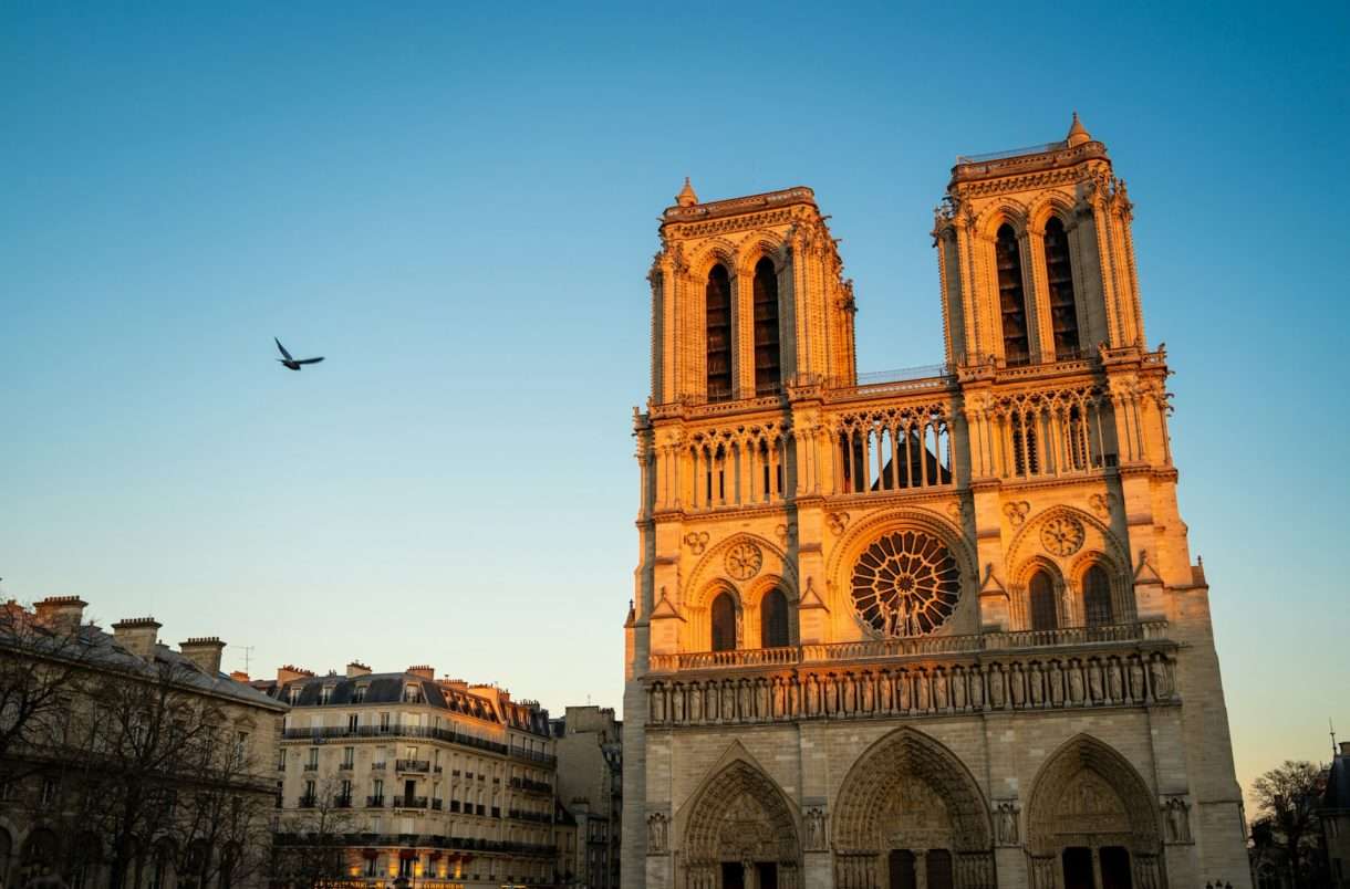 Notre-Dame erstrahlt neu: Eine Kathedrale zwischen Triumph, Spiritualität und Politik