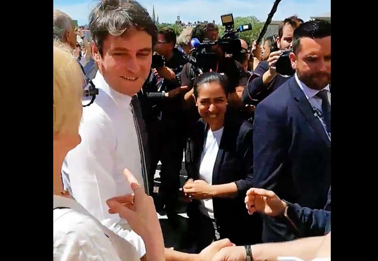 Komplimente für Gabriel Attal in La Rochelle: Zwischen Gedenken und Wählergunst