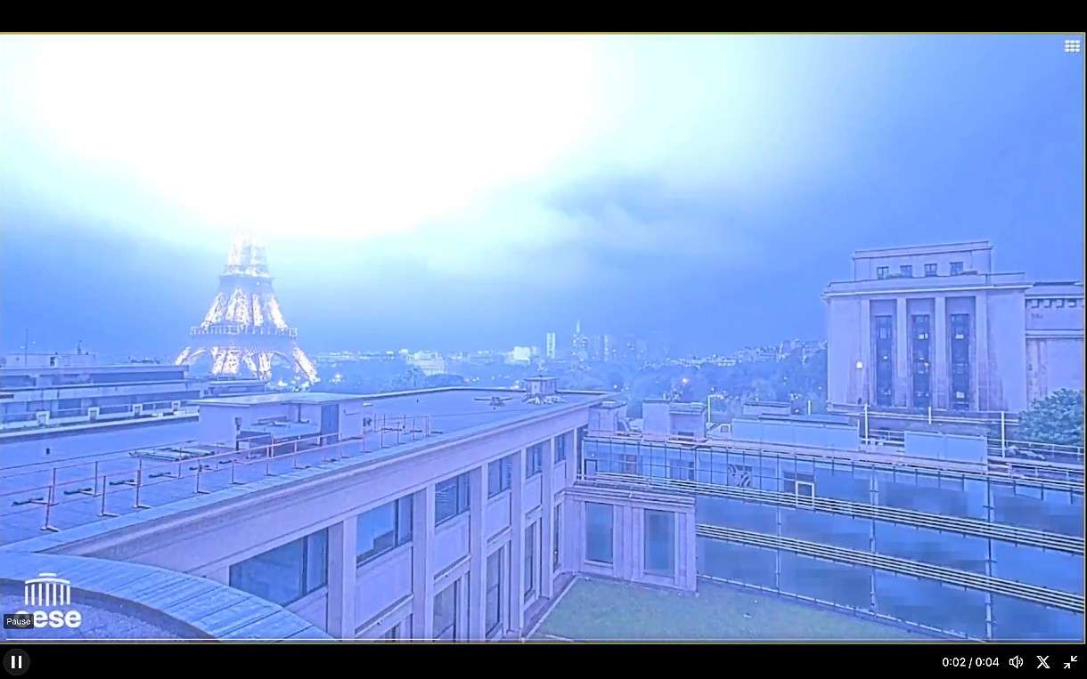Blitzeinschlag_Eiffelturm_ScreenX