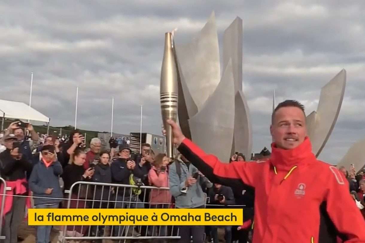 Paris 2024: Die Olympische Flamme erreicht die Strände der Normandie