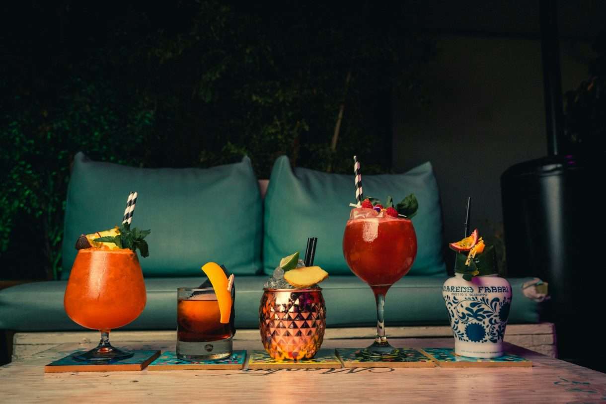 Ein Hoch auf den Internationalen Tag des Cocktails: Eine humorvolle Betrachtung des schmackhaftesten Feiertags
