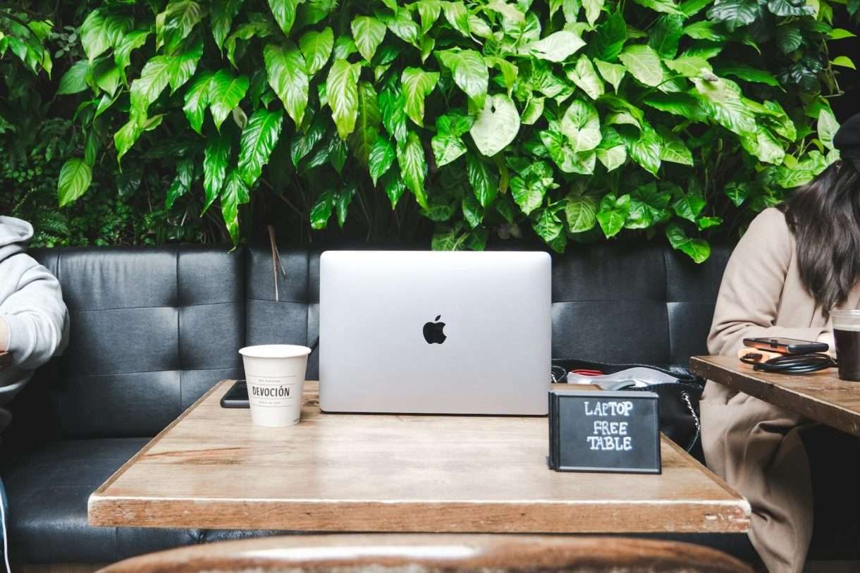Laptop im Café: Oui oder Non? – Ein humorvoller Blick auf das Arbeiten im französischen Café