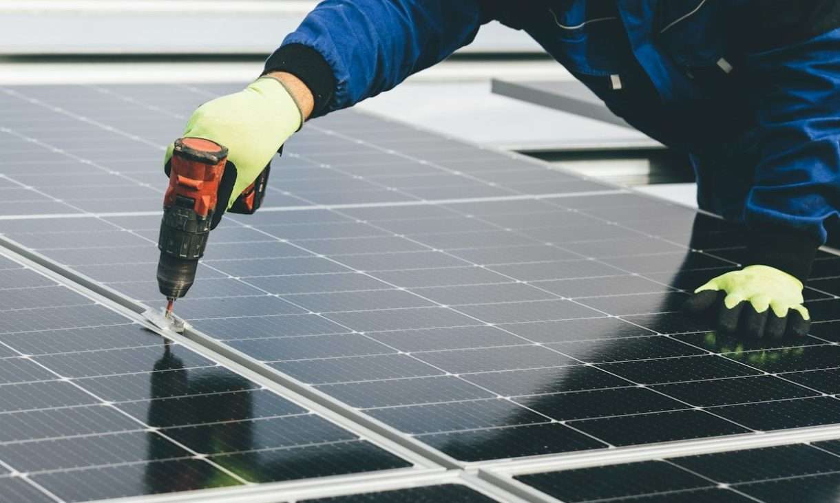 Solarenergie im Eigenbau: Solarpanel-Workshops im Morbihan