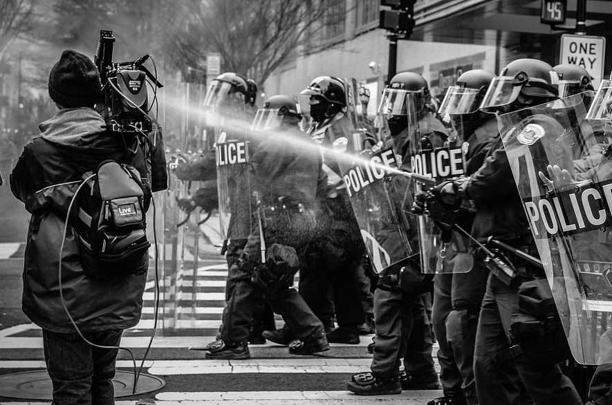 Pressefreiheit 2024: Frankreich verbessert sich, globale Herausforderungen bleiben