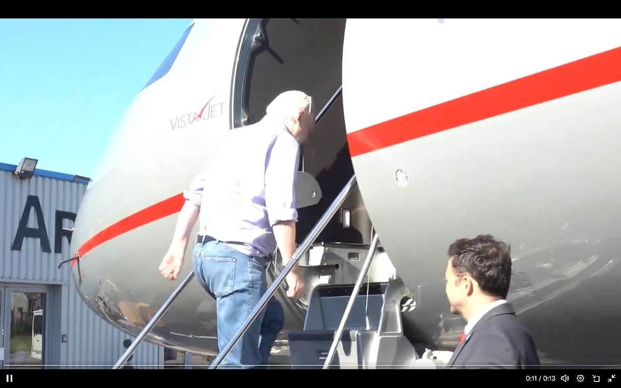 Assange_Flugzeug_ScreenX