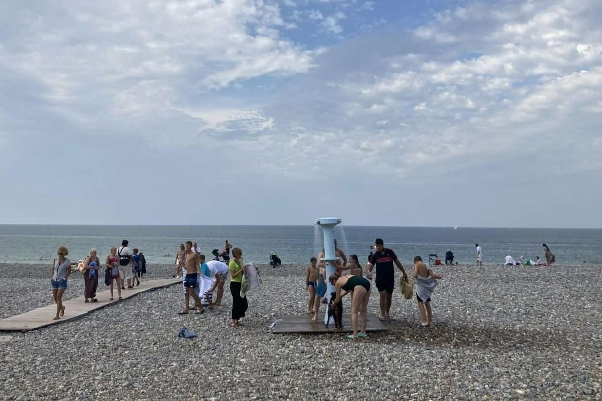 Streit um Strandduschen: Wassereinschränkungen im Fokus