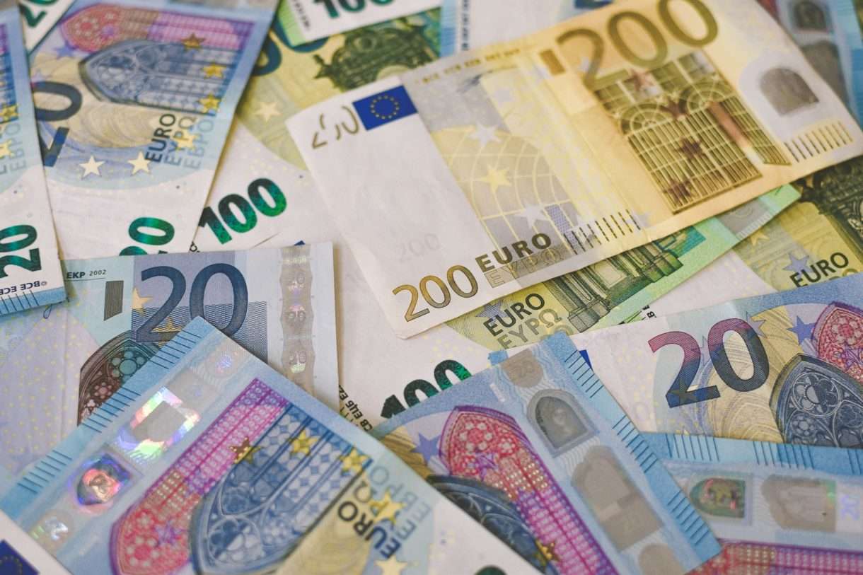 Parlamentswahl 2024 : Welche Risiken bergen die Wahlprogramme der Parteien?