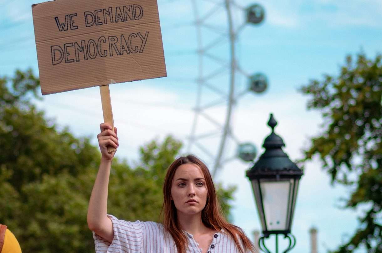 Editorial: Die Eskalation der politischen Gewalt – Ein Weckruf für die Demokratie