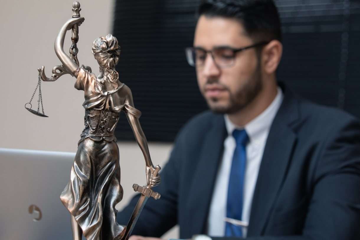 Drohungen gegen Anwälte: Ein neuer Tiefpunkt im politischen Diskurs Frankreichs