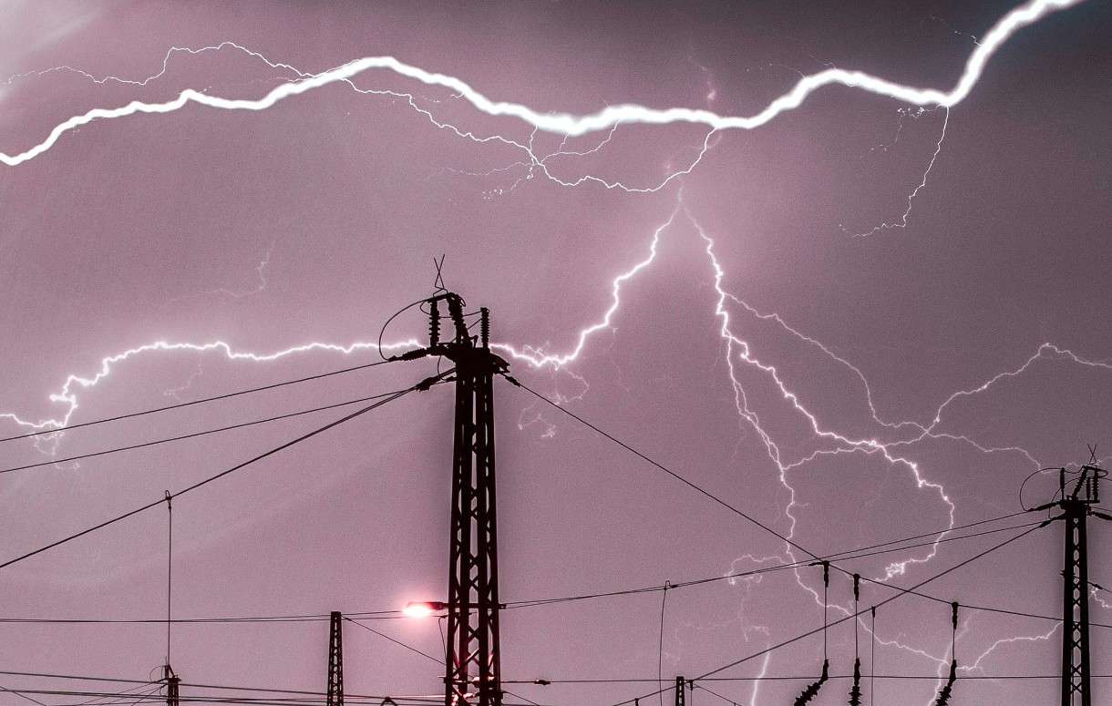 Wenn der Wind das Licht löscht: Sturm Nils und die verletzlichen Stromnetze Frankreichs