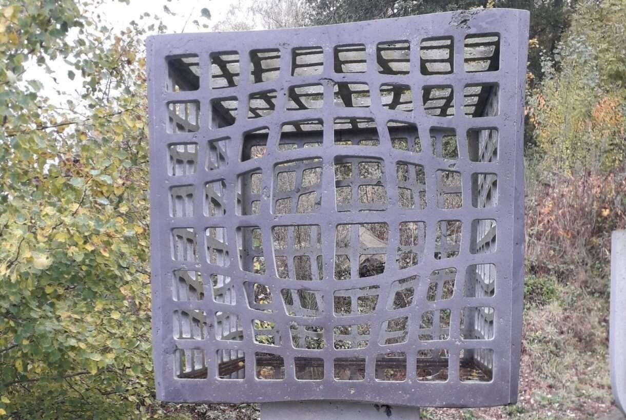 Kunst trifft Natur: Thierry Courtadons Lava-Skulpturen im Château de la Batisse