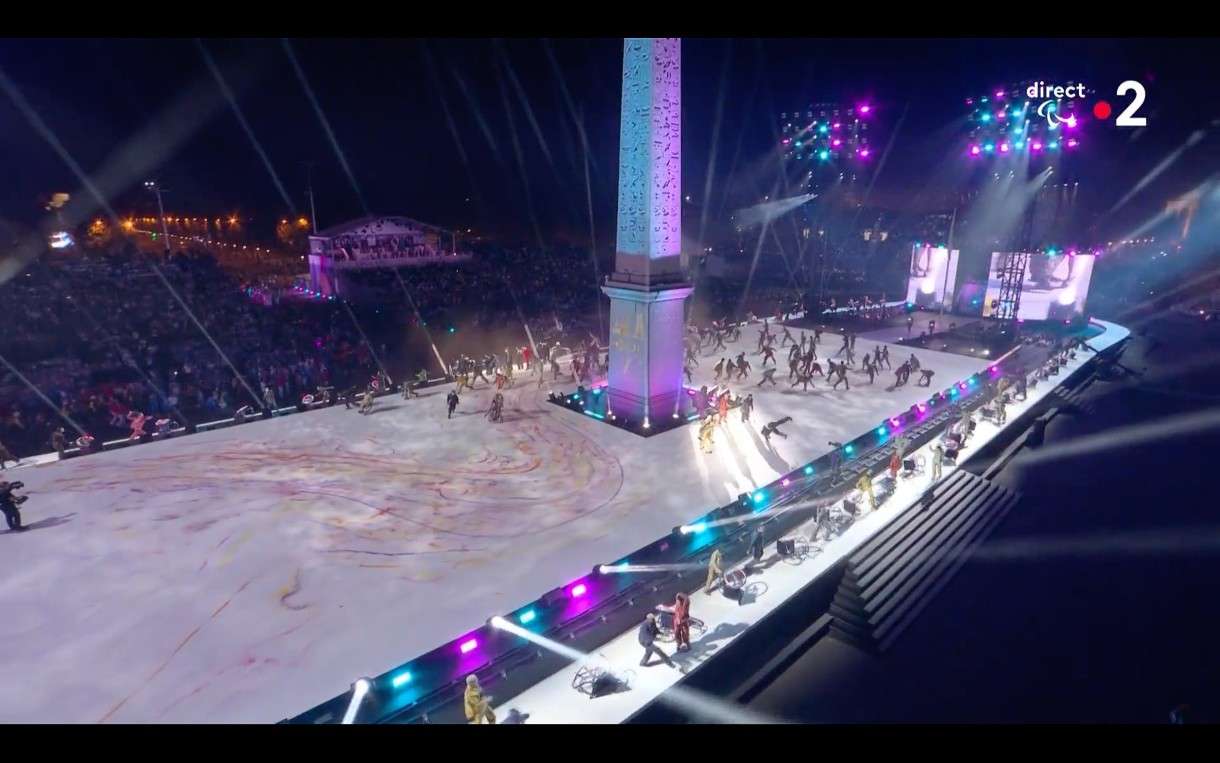 Christine and The Queens begeistert bei den Paralympics: Eine spektakuläre Show an der Place de la Concorde