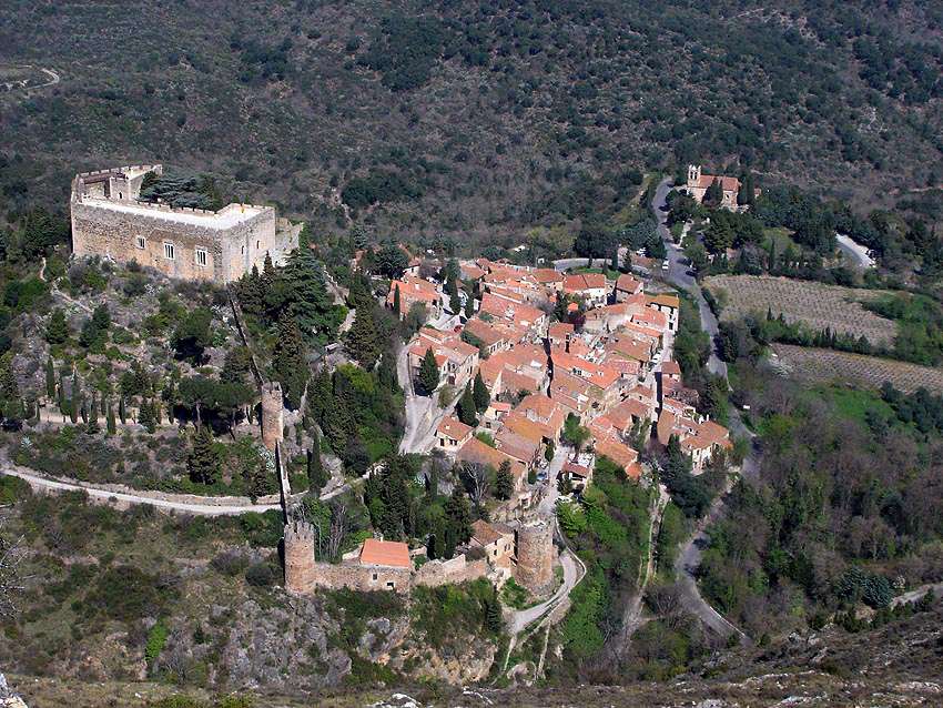 Pyrénées-Orientales: Ein heftiger Brand bedroht das Dorf Castelnou – 80 Bewohner evakuiert