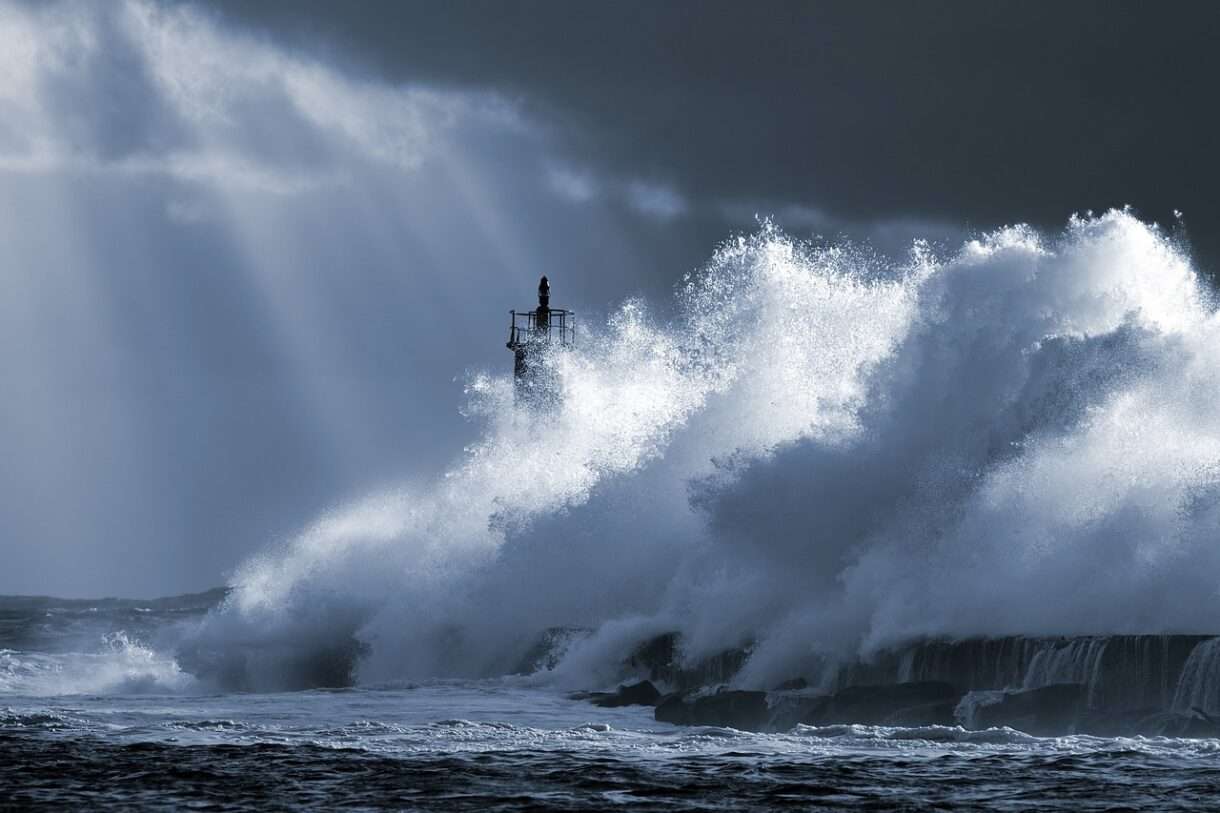 Sturm Benjamin trifft Frankreich hart – doch im Département Manche wird die orange Warnung aufgehoben