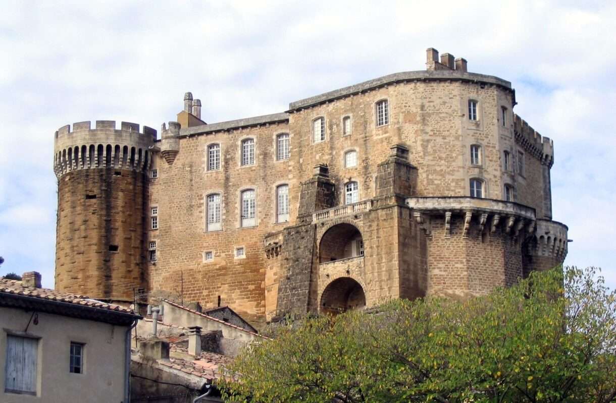 Château de Suze-la-Rousse – Ein Sprung in die Geschichte Südfrankreichs