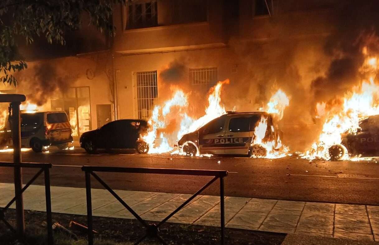 Brennende_Polizeifahrzeuge_ScreenX