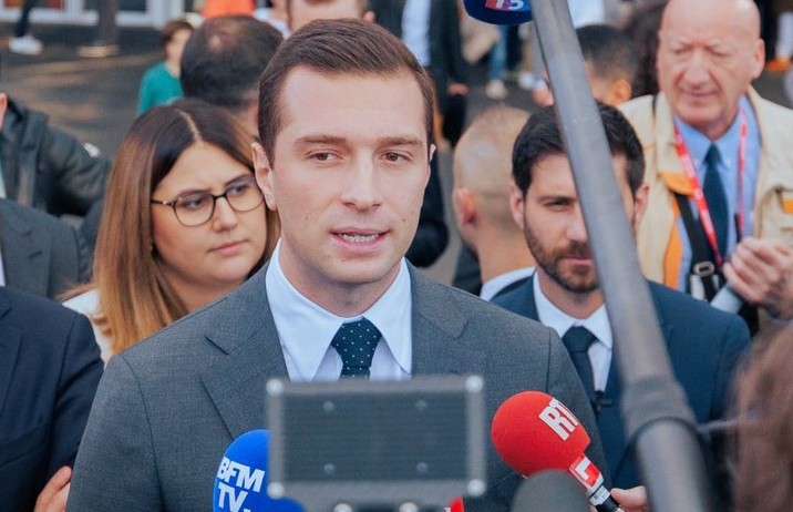 Jordan Bardella: „Wir stimmen für das Misstrauensvotum“ – Eine Regierung am Scheideweg