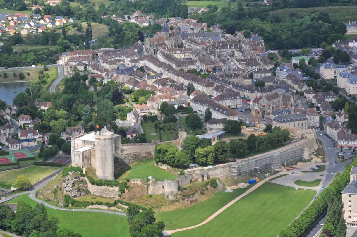 Chateau_de_falaise_et_centre