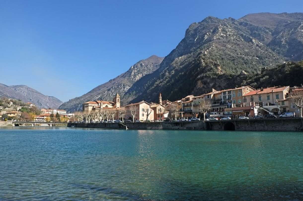 Vue_du_village_de_Breil-sur-Roya_depuis_la_rive_ouest_du_lac
