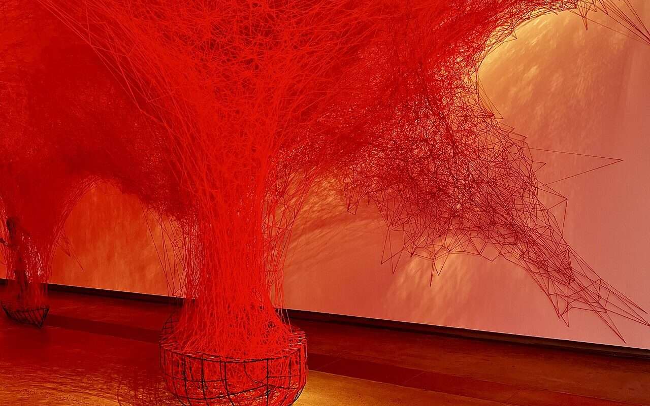 Chiharu_Shiota’s_The_Soul_Trembles_exhibition_QGOMA,_11