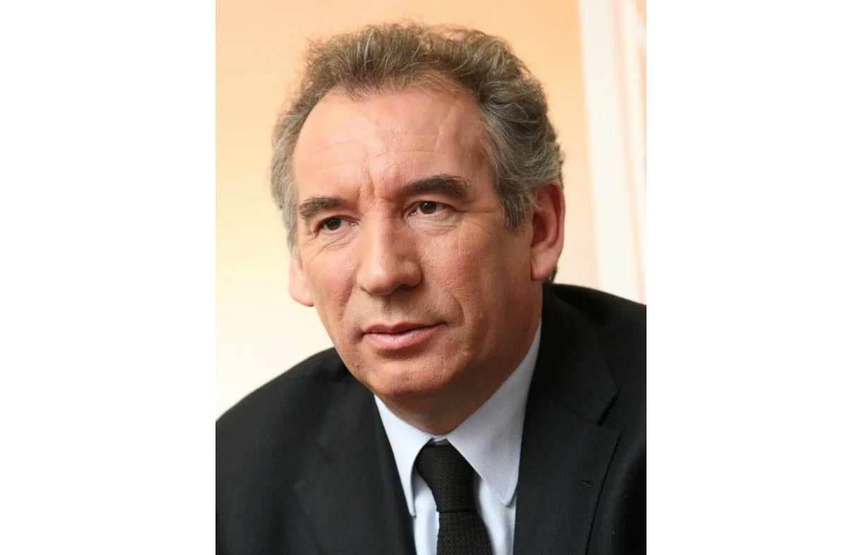 Emmanuel Macron ernennt François Bayrou zum neuen Premierminister: Ein Wendepunkt für Frankreich