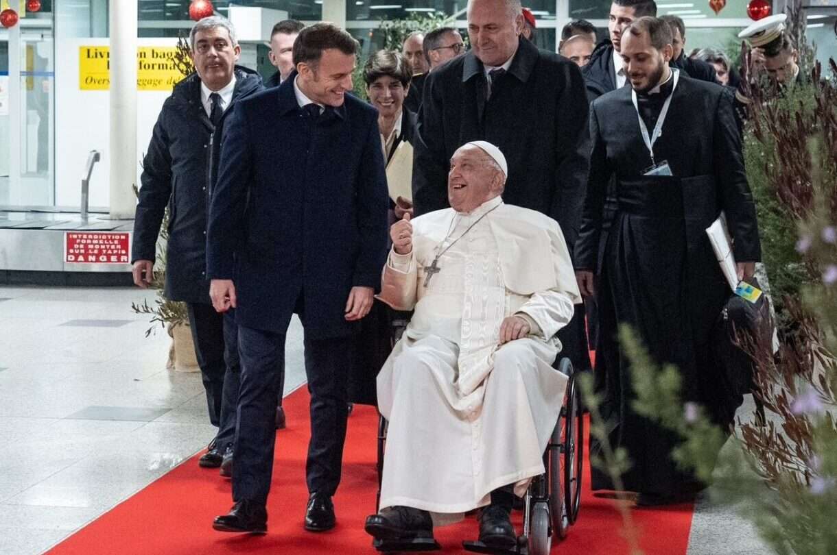 Treffen in Ajaccio: Emmanuel Macron begegnet Papst Franziskus