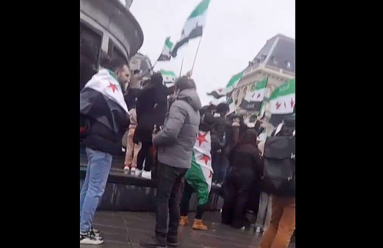 Syrer_feiern_Paris_ScreenX
