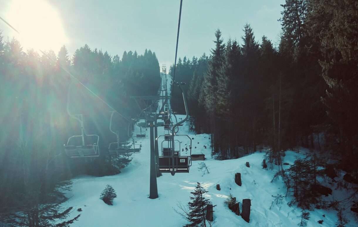 Dramen in den Alpen: 240 und 107 Skifahrer aus defekten Sesselliften gerettet