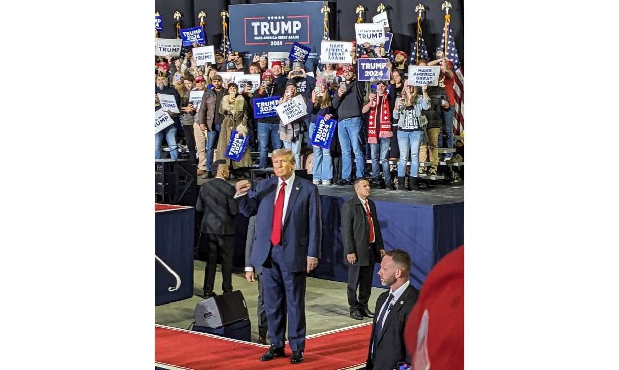 Donald_Trump_rally_SNHU_Wikipedia