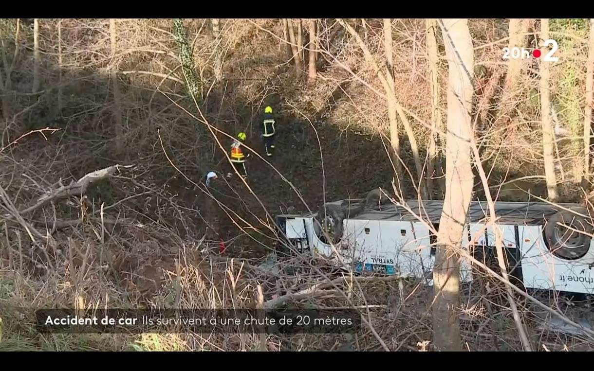 Schulbus stürzt 20 Meter in eine Schlucht – fünf Verletzte im Rhône-Departement