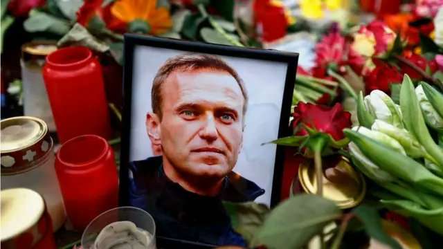 Ein Jahr nach dem Tod von Alexej Nawalny: Tausende gedenken des Kreml-Kritikers