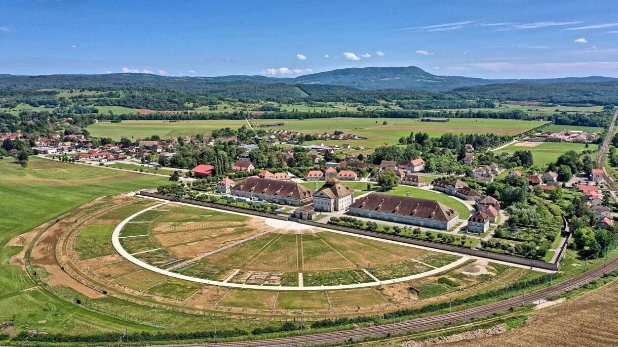 Arc-et-Senans,_la_complétion_du_cercle_de_la_Saline_Royale