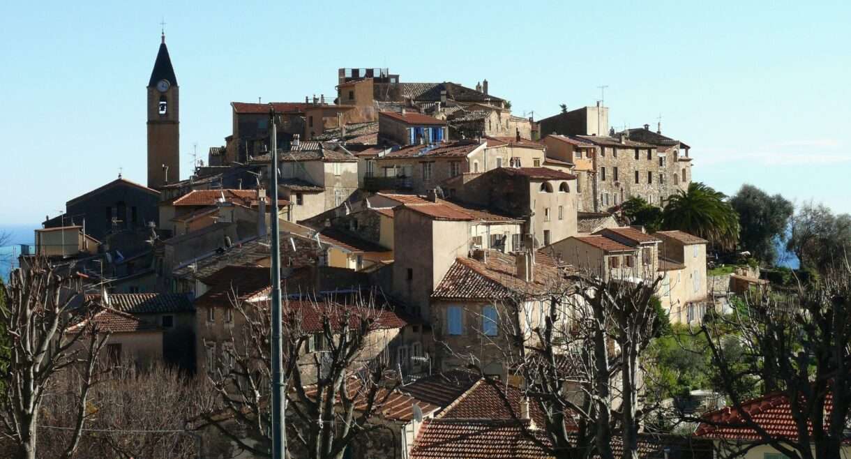 Eine Fahrt durch die Dörfer im Hinterland von Menton – Berge, Olivenhaine und mittelalterlicher Charme
