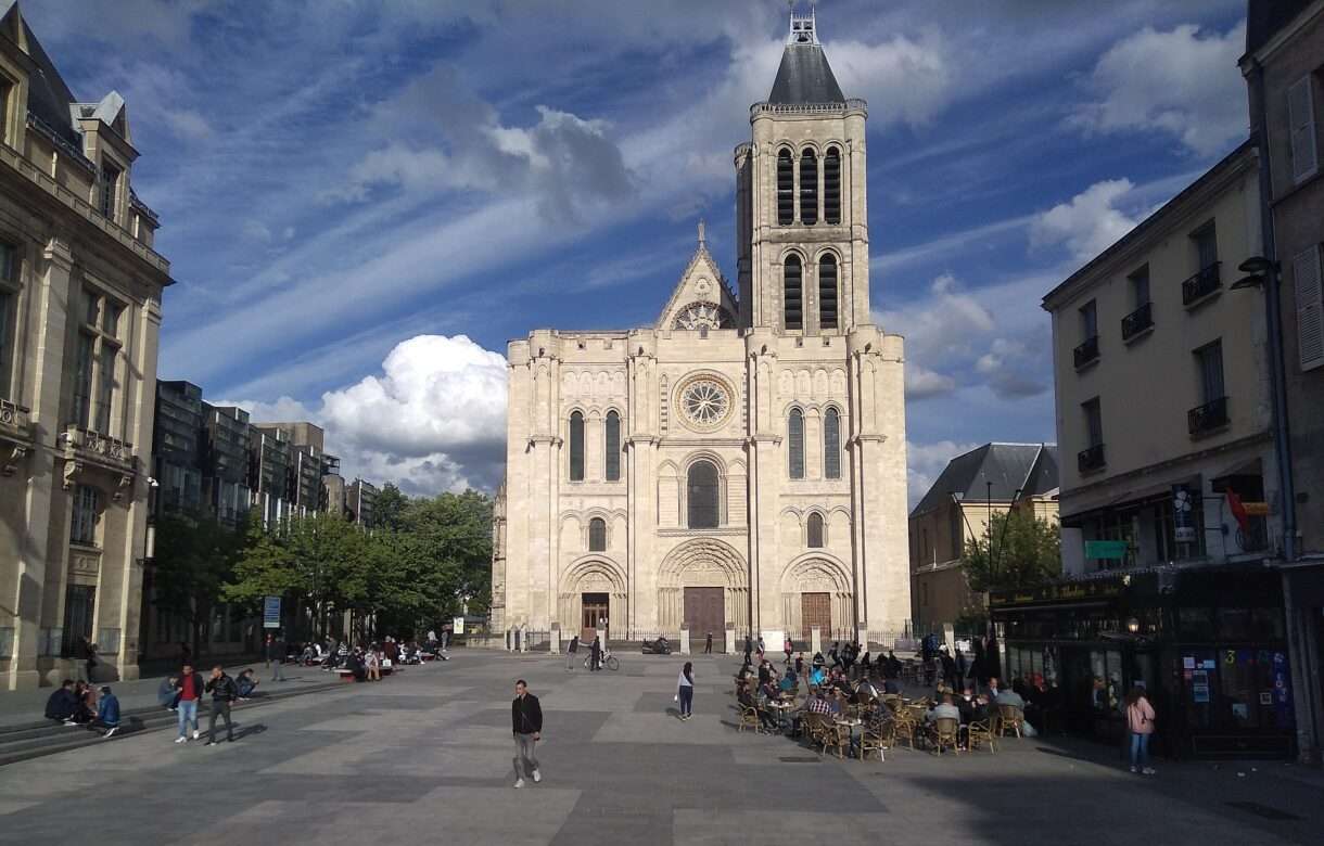 Parvis_de_la_Basilique_Saint-Denis