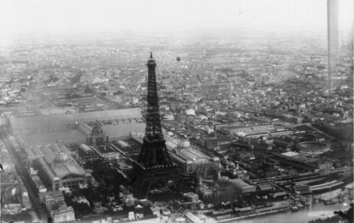 Vue_aérienne,_depuis_un_ballon,_de_l'exposition_universelle_de_1889_par_Alphonse_Liébert_3b40741