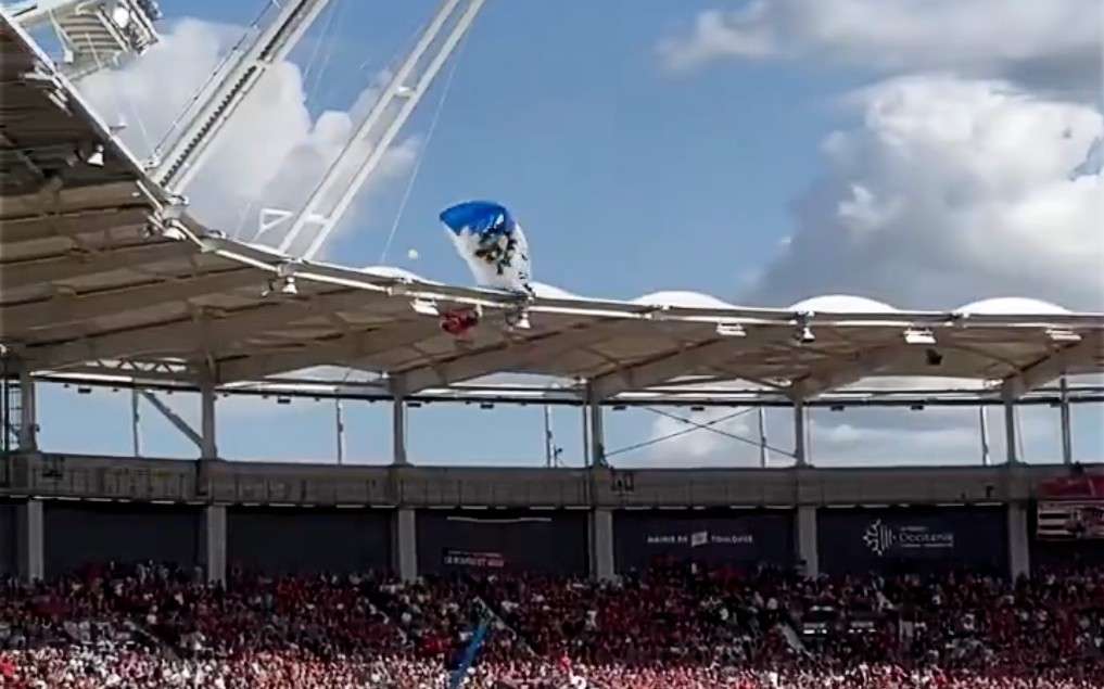 Fallschirm_Stadion_Toulouse_ScreenX