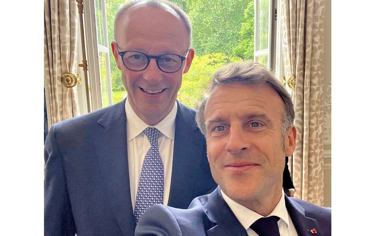 Emmanuel_Macron_Friedrich_Merz_Selfie_ScreenX