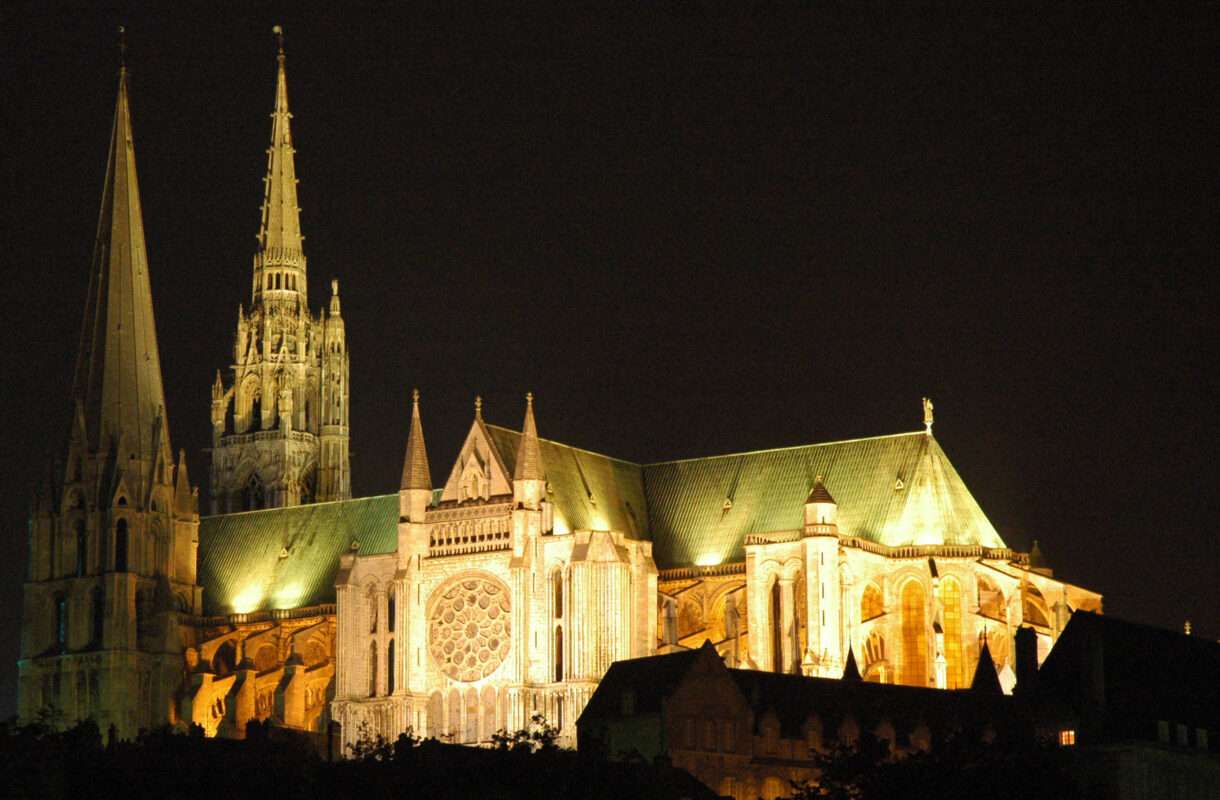 Chartres: Ein gotisches Wunder voller Licht und Geheimnisse