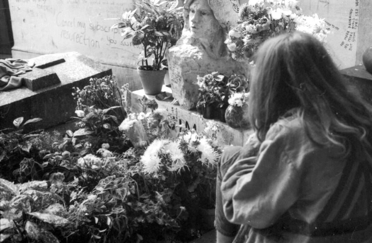 Tombe_de_Jim_Morrison_Wikipedia