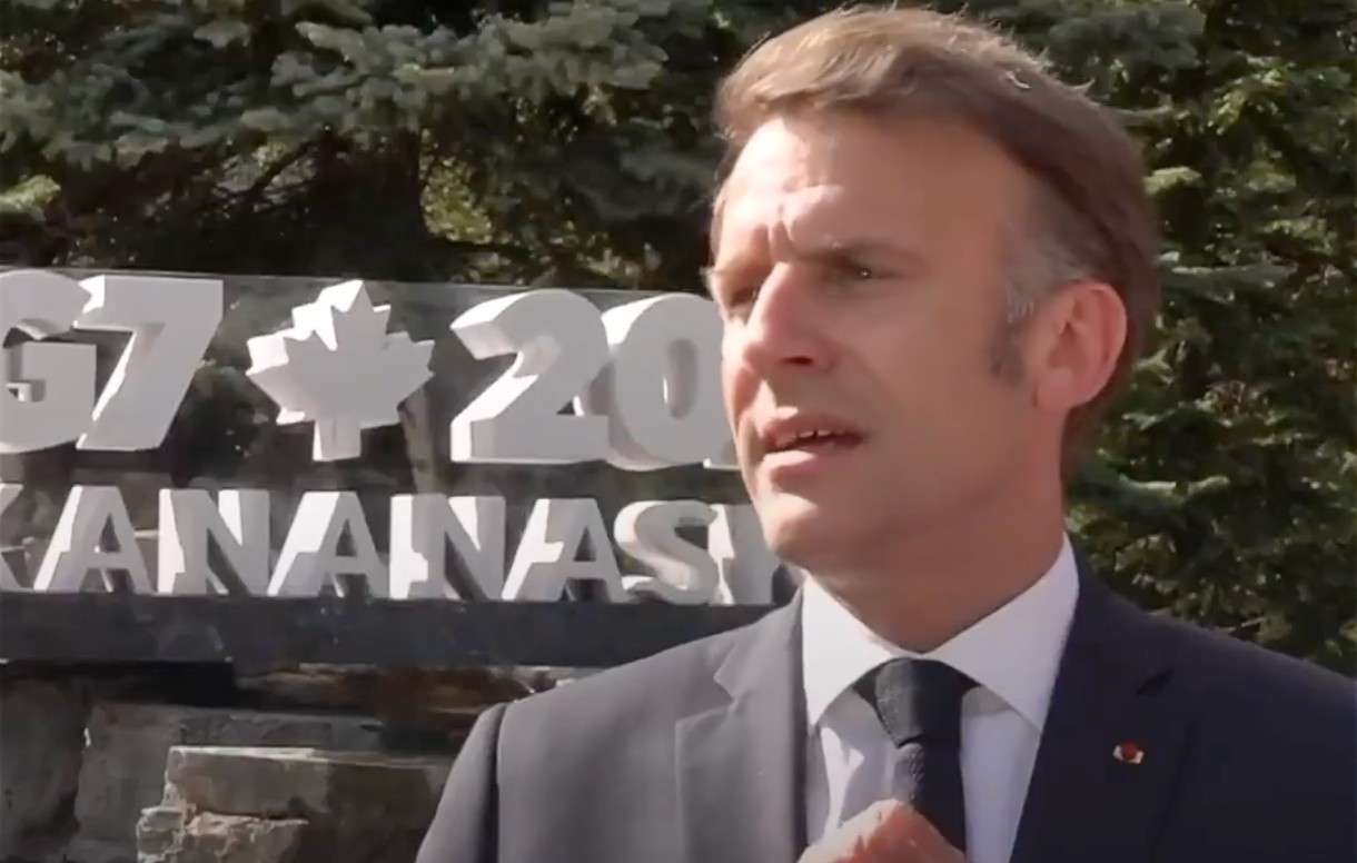 Emmanuel_Macron_G7_ScreenX